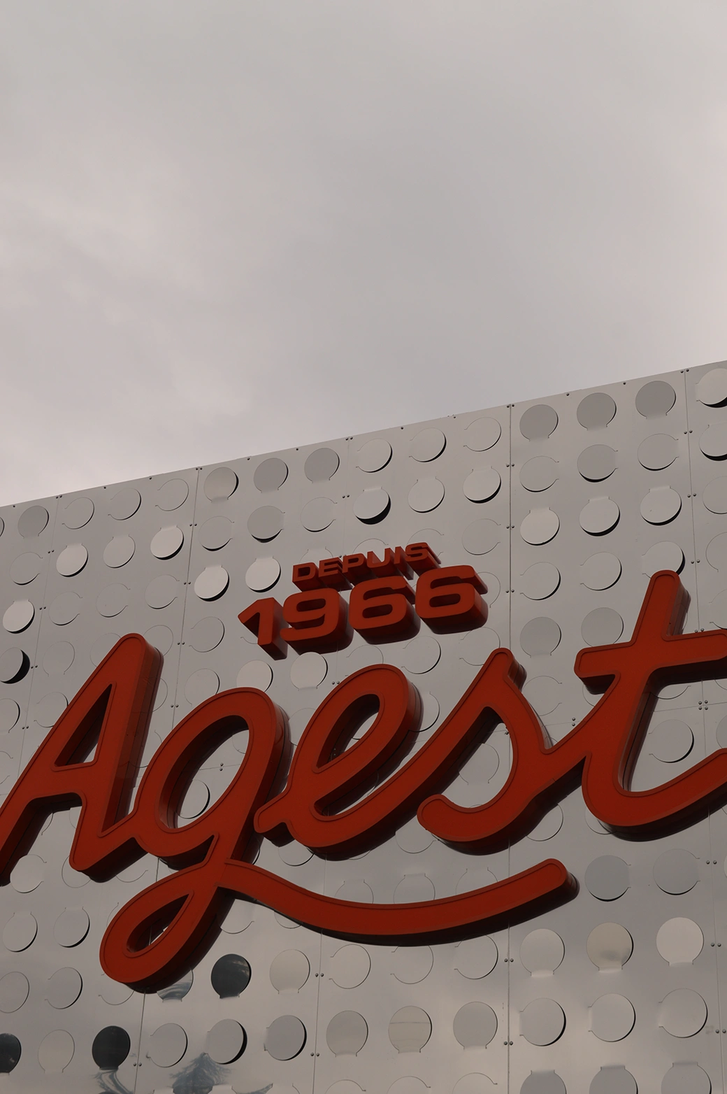 Façade du bâtiment Agest, concession camping-car dont l'aménagement intérieur a été conçu par Paulette intérieurs.