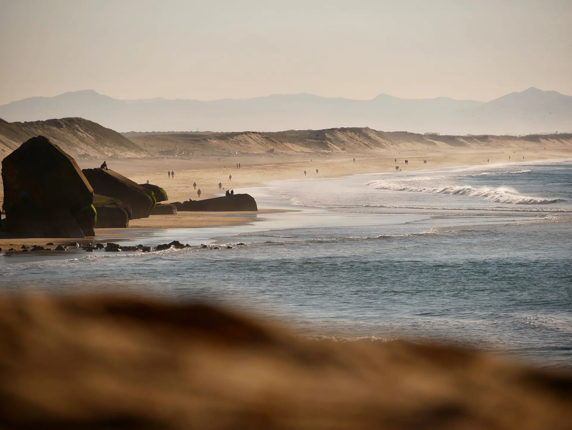 Photo de Capbreton et ses bunkers sur la plage dans une ambiance fraiche.