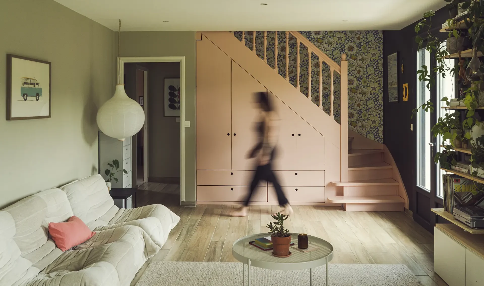 Photo d'un projet de design d'espace avec escaliers rose, élément original et phare de cet intérieur.