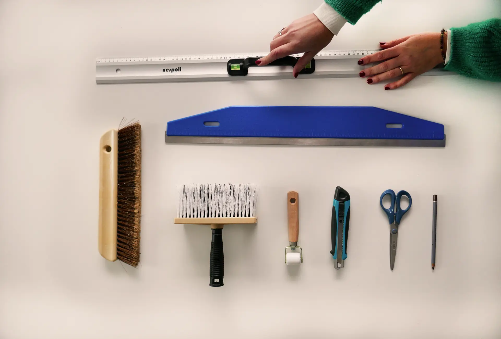 Outils pour poser du papier peint comme un professionnel grâce aux conseil de Paulette intérieurs.
