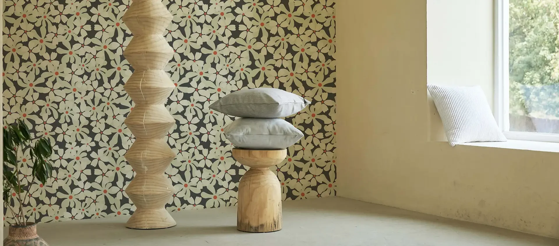 Papier peint Soorts au magnifique motif fleuri. Ses grandes fleurs primitives ressortent sur un fond noir pour un style ethnique.