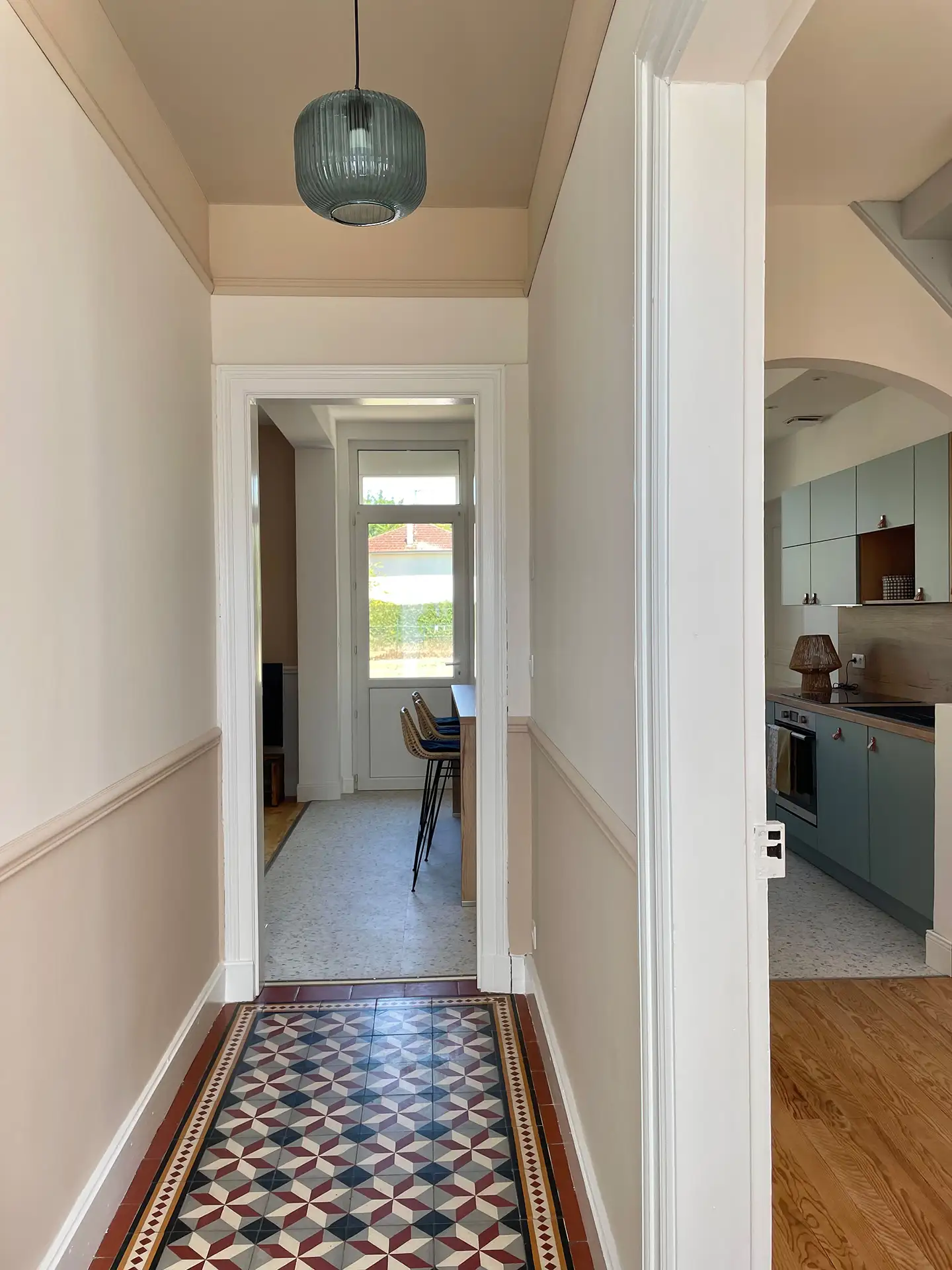 Couloir d'une maison de ville avec son charme d'antan avec ses carreaux de ciment au sol, modernisé et rénové par Paulette intérieurs.