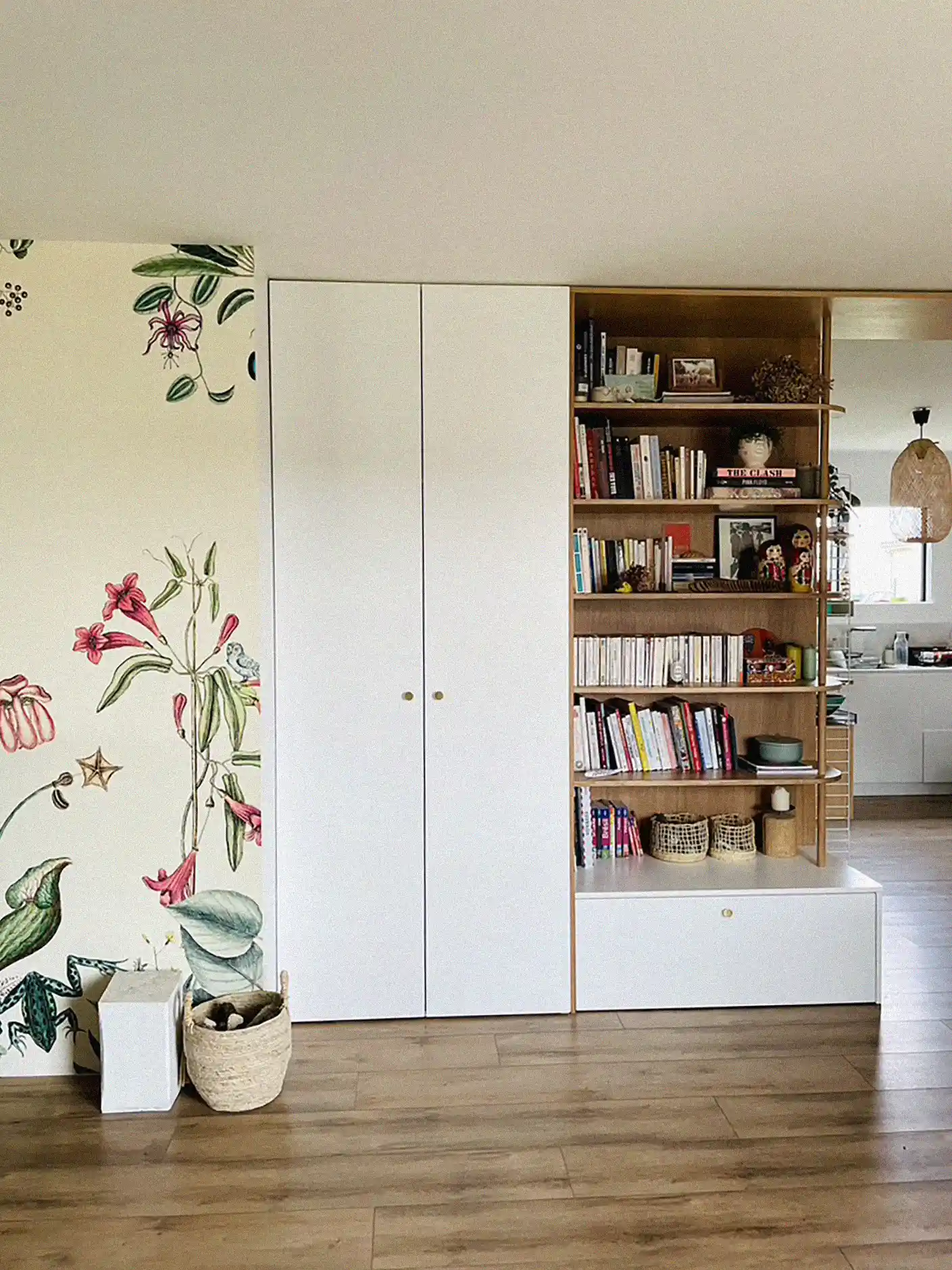 Bibliothèque en chêne dessinée et réalisée sur-mesure.