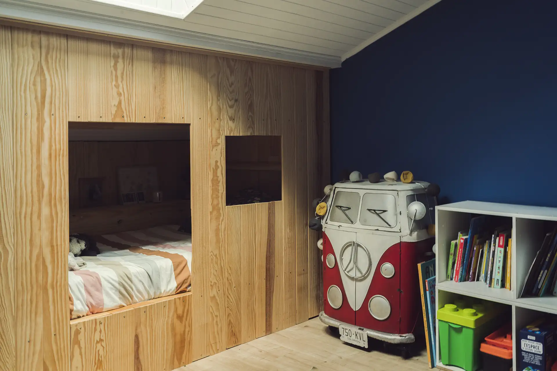 Chambre d'enfant dans une belle couleur bleu avec un petit lit cabane.