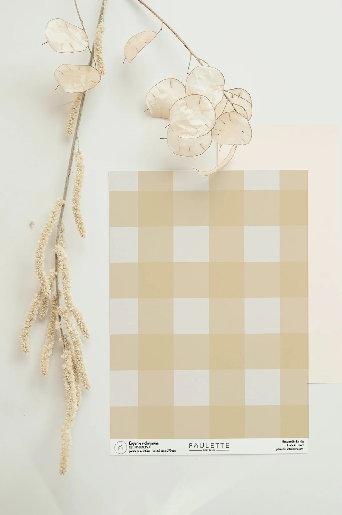 Echantillon du papier peint Eugénie vichy jaune en papier intissé fabriqué en france.