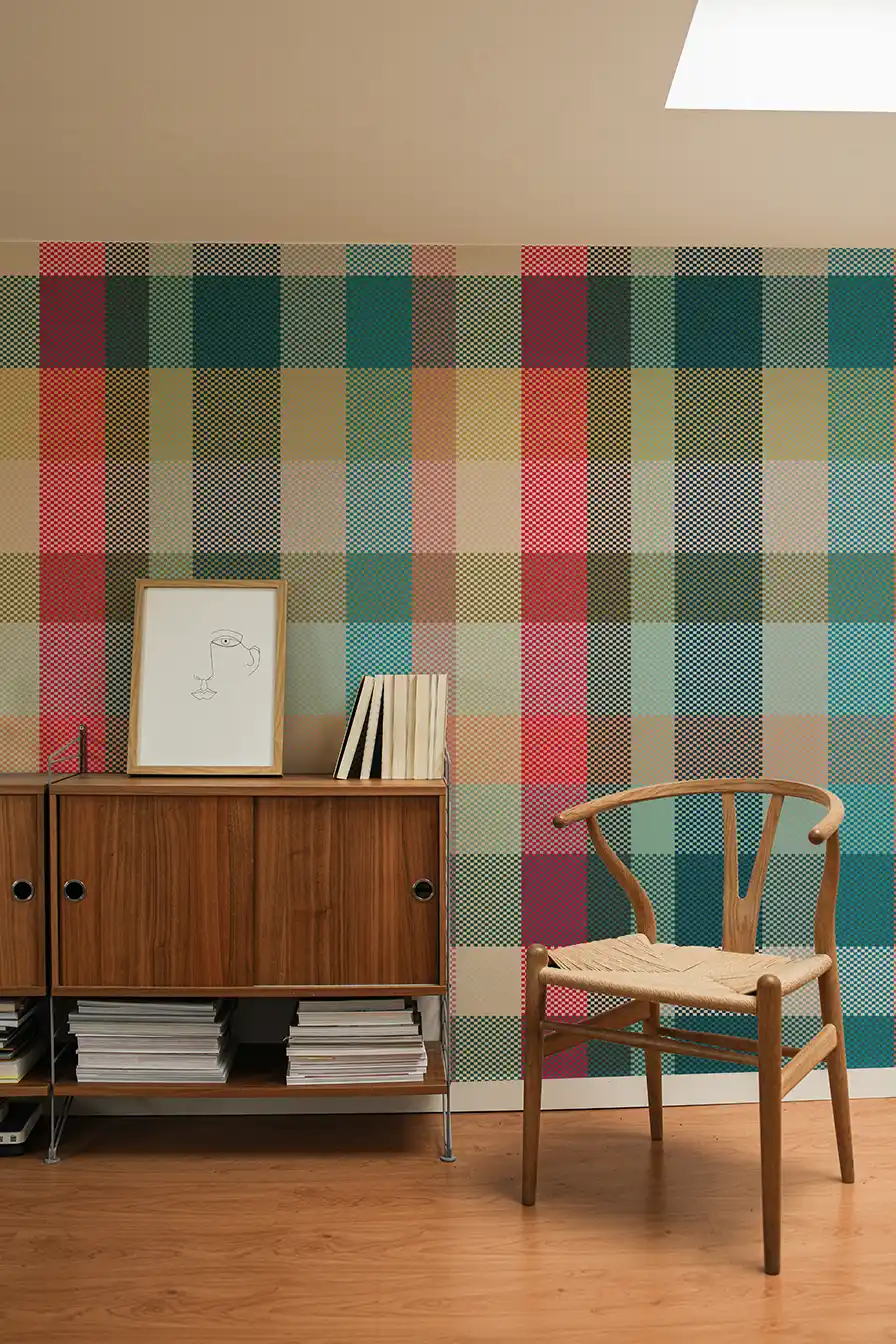 Papier peint très coloré inspiré du textile marocain dans une style tartan. Dans des tons de verts, bleu, terracotta et rouge, ce papier peint est un choix haut en couleurs.
