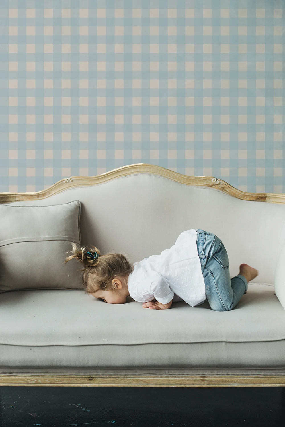 Papier peint vichy bleu et crème rosé parfait pour une chambre d'enfant ou un esprit campagne dans un ton frais et douillet.