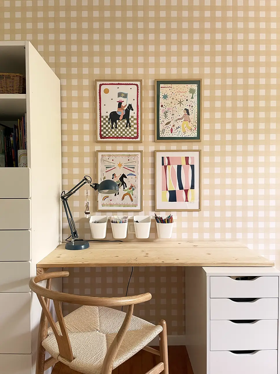 Papier peint vichy tendance dans un ton de jaune beige doux et chaleureux. Dans une chambre d'enfant, il apportera un cocon rassurant et intemporel.