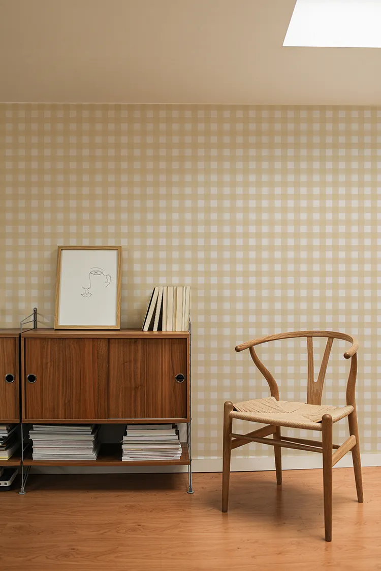 Papier peint vichy jaune crème pour un univers doux et chaleureux qui vous enveloppera comme un cocon.