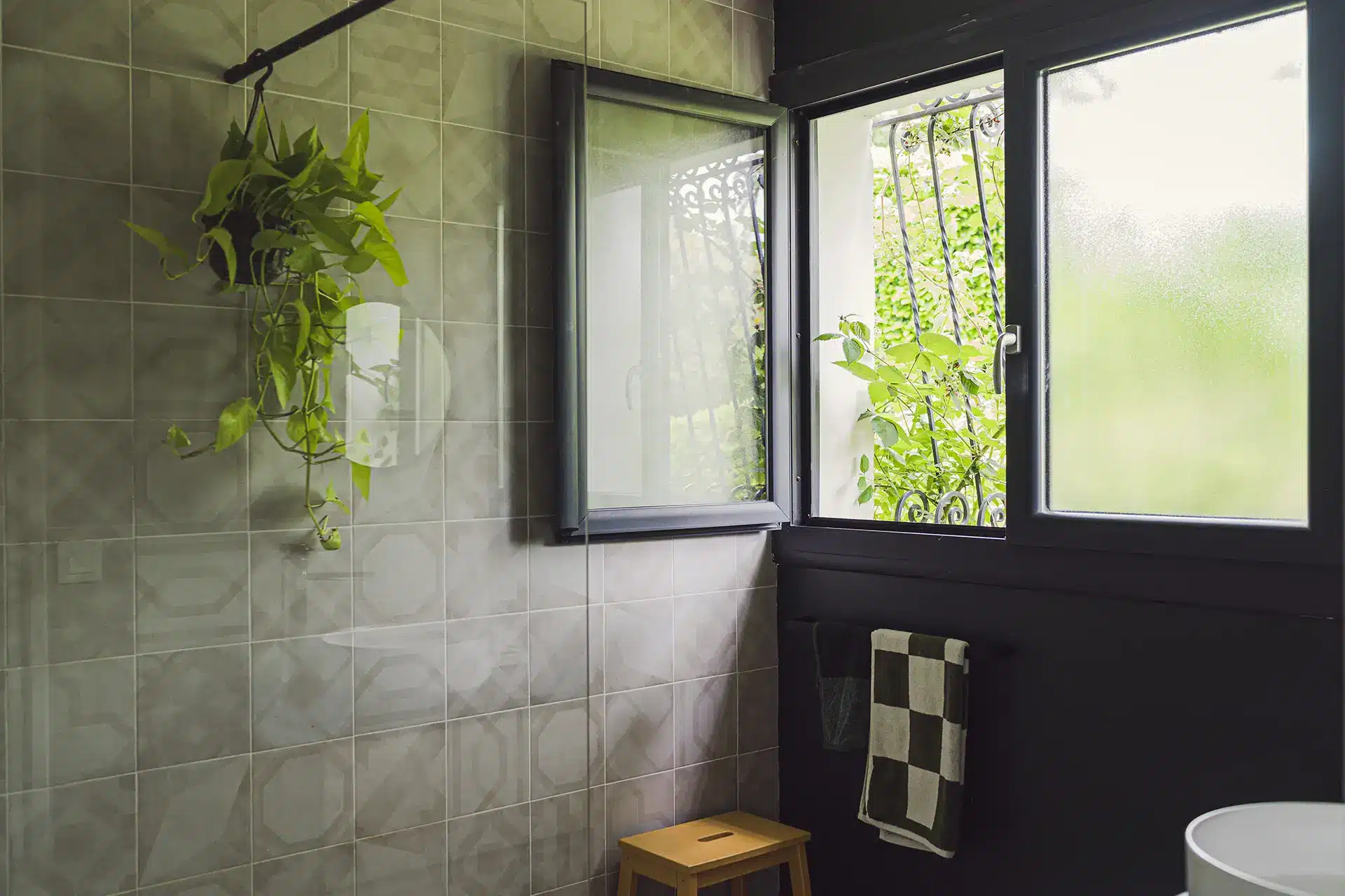 L'emblématique canapé Togo de chez Ligne Roset dans un blanc crème doux dans un salon douillet aux tons de beige et rose.