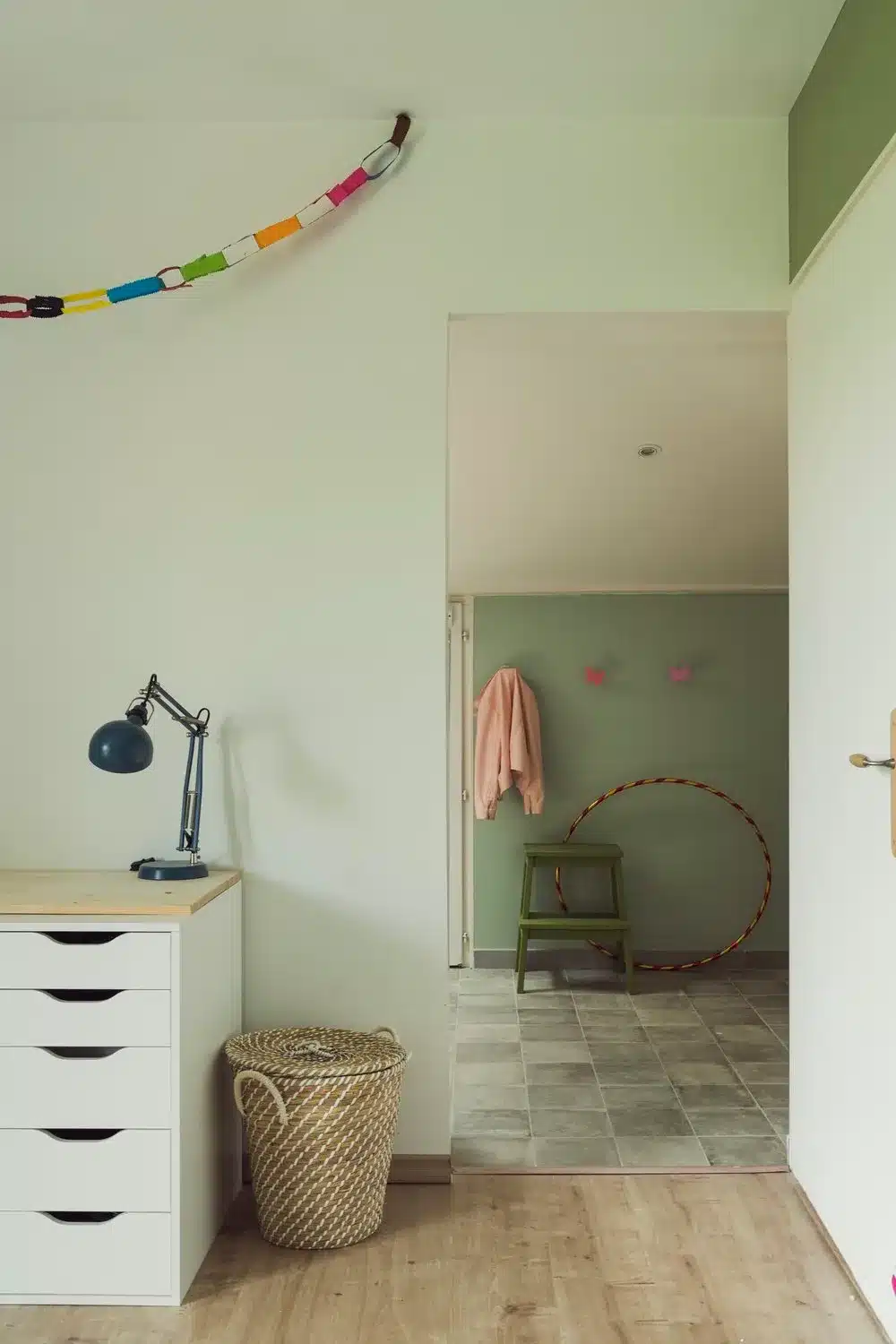 Chambre d'une petite fille donnant sur une petite salle de bain sous combles.