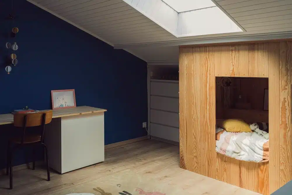 Chambre d'enfant avec lit cabane en bois réalisée sous combles.