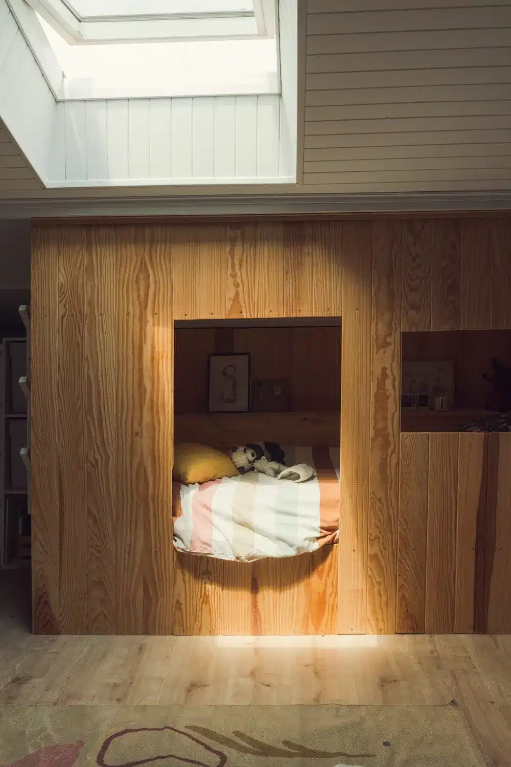 Lit cabane réalisé sous les toits d'une maison pour un coin cosy et joyeux pour un petit garçon.