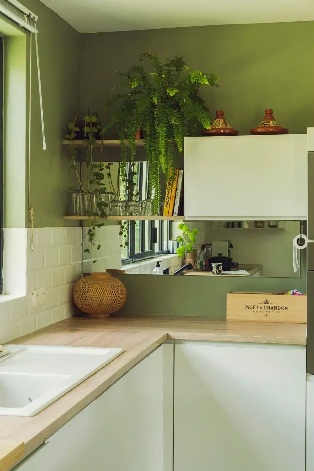 Photo d'une salle à manger dans une belle pièce vitrée dans un style scandinave ouvrant vers un jardin luxuriant.