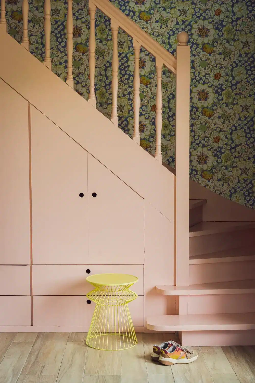 Escaliers roses donnant un style original avec rangements sur-mesure en dessous.