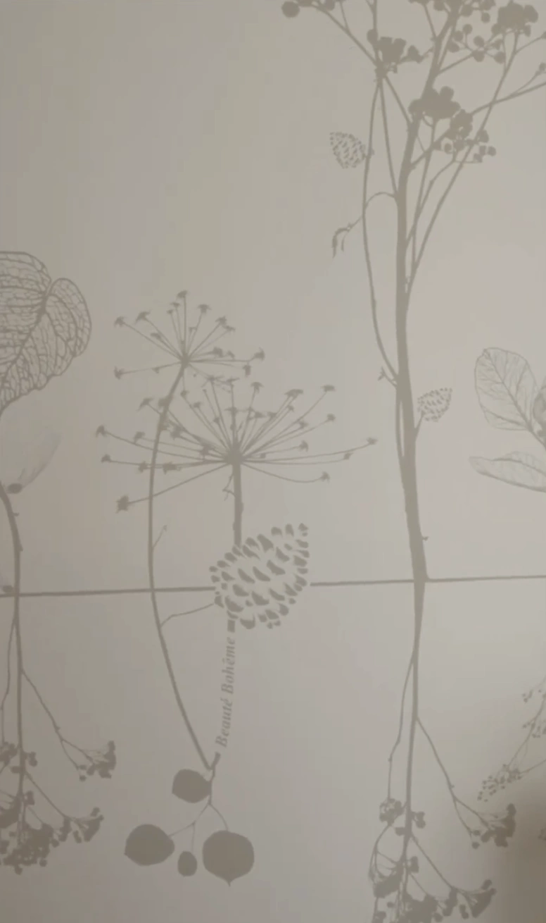 Bibliothèque en chêne dessinée et réalisée sur-mesure.