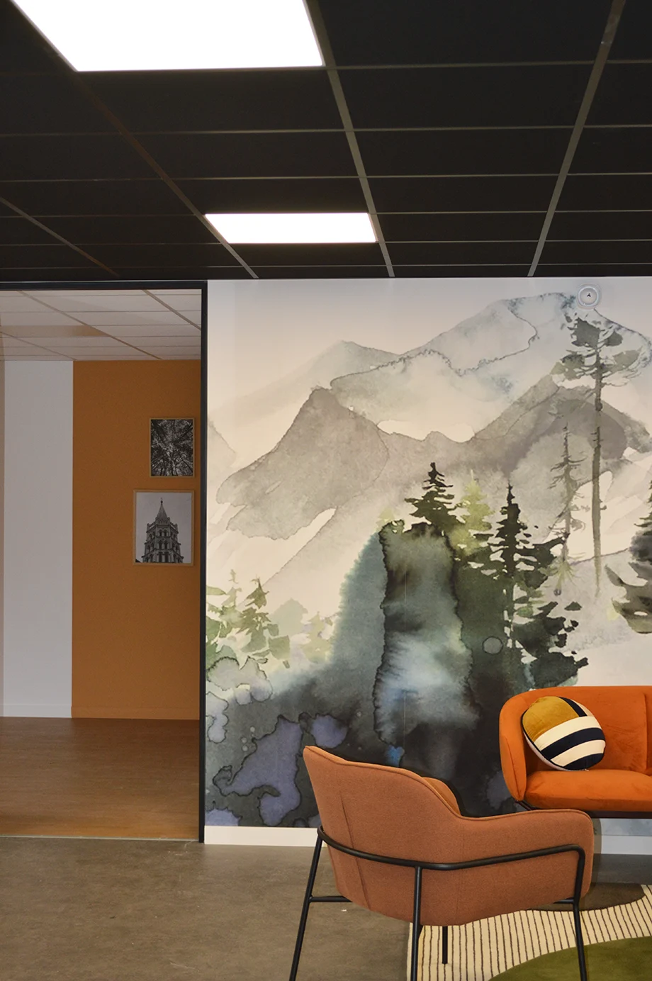 Bibliothèque en chêne dessinée et réalisée sur-mesure.