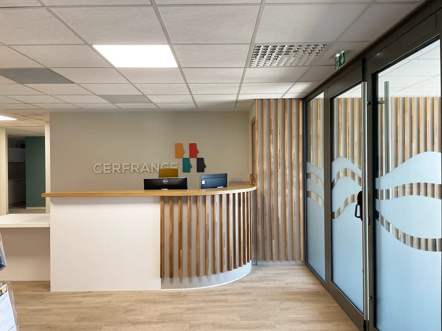 Bibliothèque en chêne dessinée et réalisée sur-mesure.