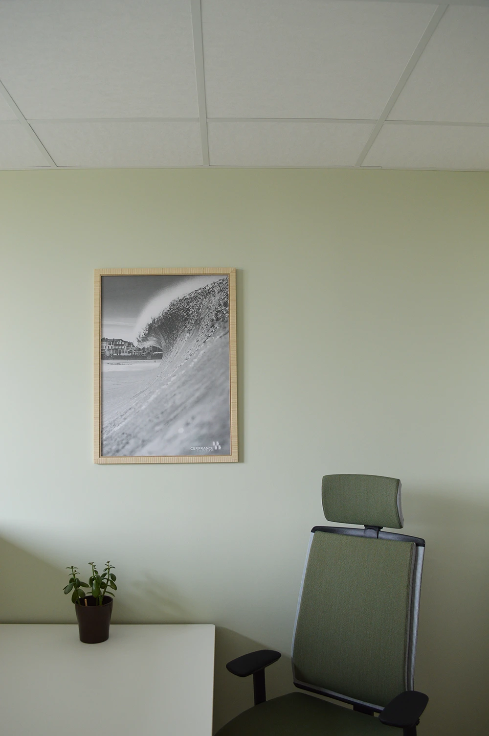 Bibliothèque en chêne dessinée et réalisée sur-mesure.