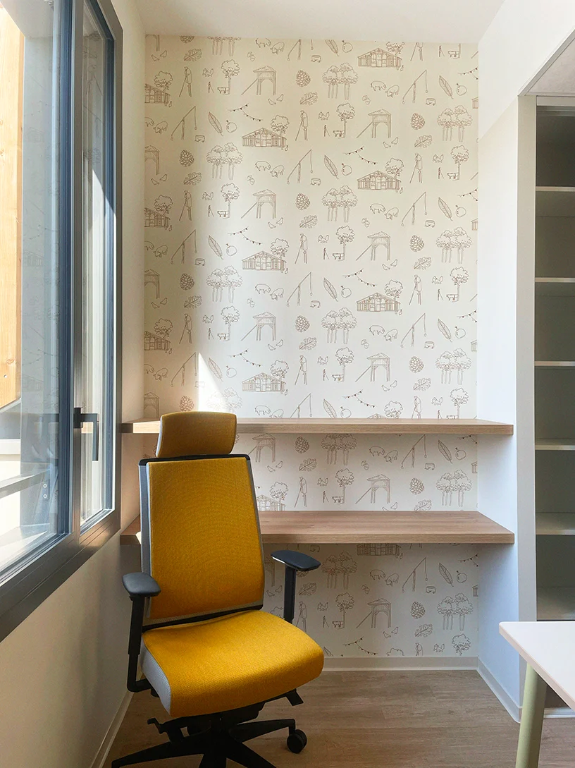 Bibliothèque en chêne dessinée et réalisée sur-mesure.