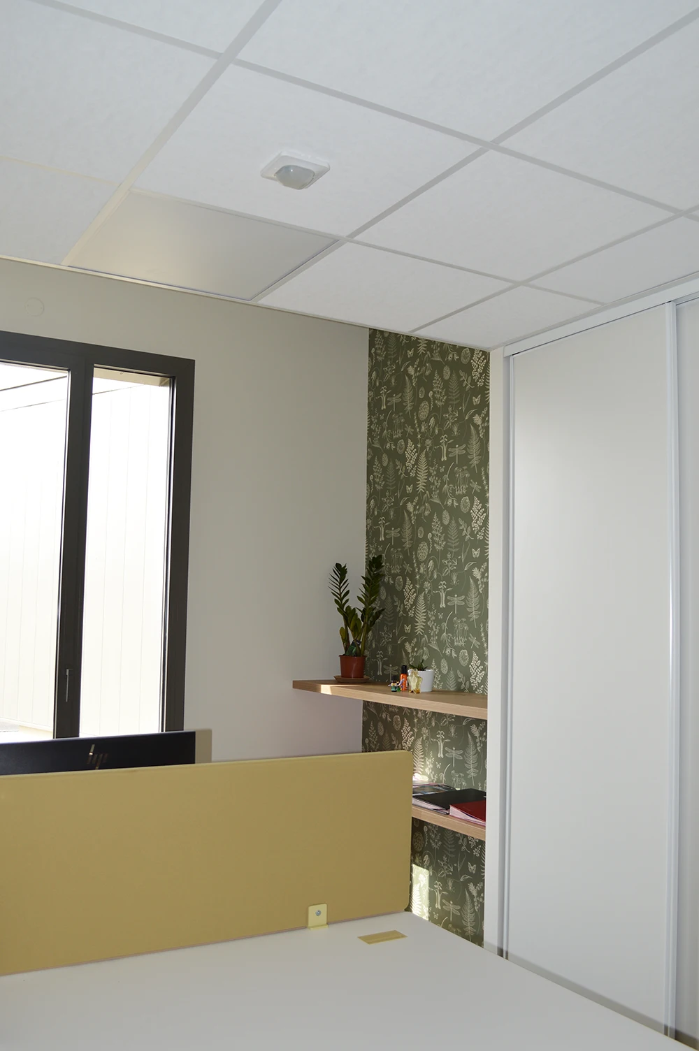 Bibliothèque en chêne dessinée et réalisée sur-mesure.