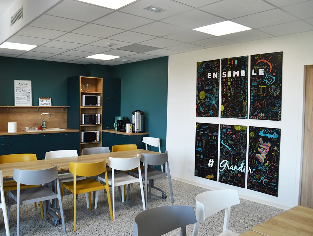 Bibliothèque en chêne dessinée et réalisée sur-mesure.