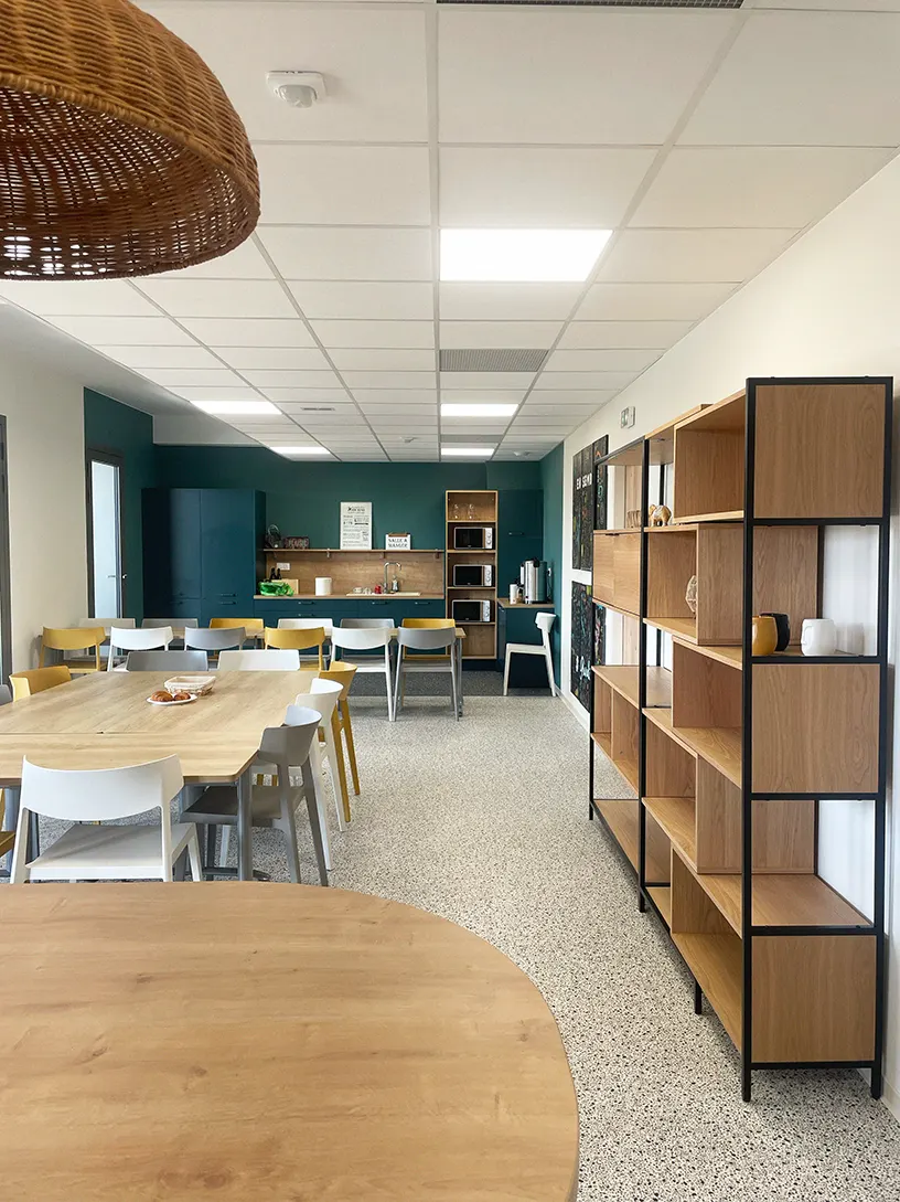 Bibliothèque en chêne dessinée et réalisée sur-mesure.