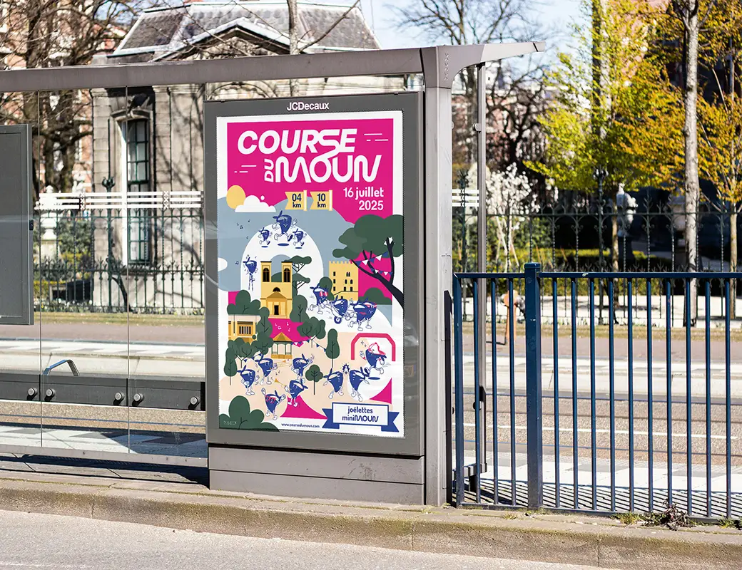 Bibliothèque en chêne dessinée et réalisée sur-mesure.