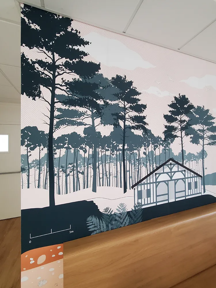 Bibliothèque en chêne dessinée et réalisée sur-mesure.