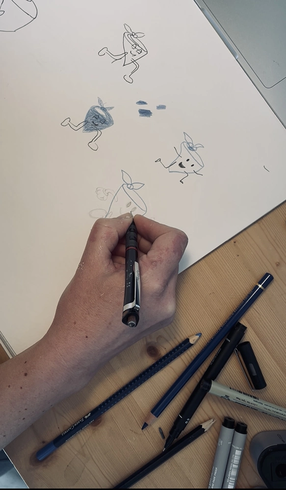 Bibliothèque en chêne dessinée et réalisée sur-mesure.