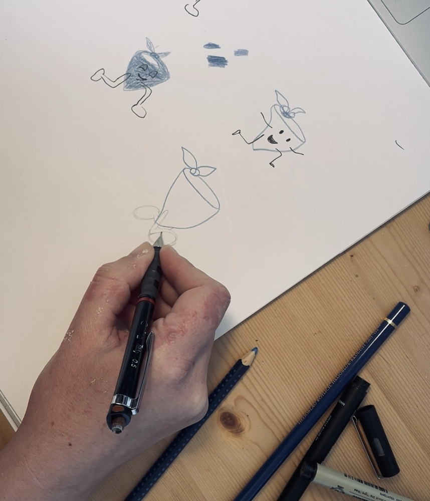 Bibliothèque en chêne dessinée et réalisée sur-mesure.