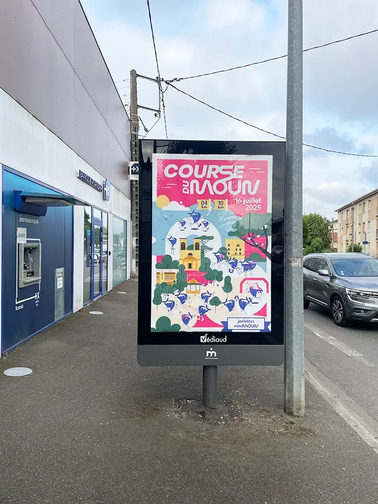 Affiche de la Course du Moun, course pédestre d'ouverture des Fêtes de la Madeleine à Mont-de-Marsan. L'affiche créée par le studio est colorée, inclusive et joyeuse avec une dominance de rose.