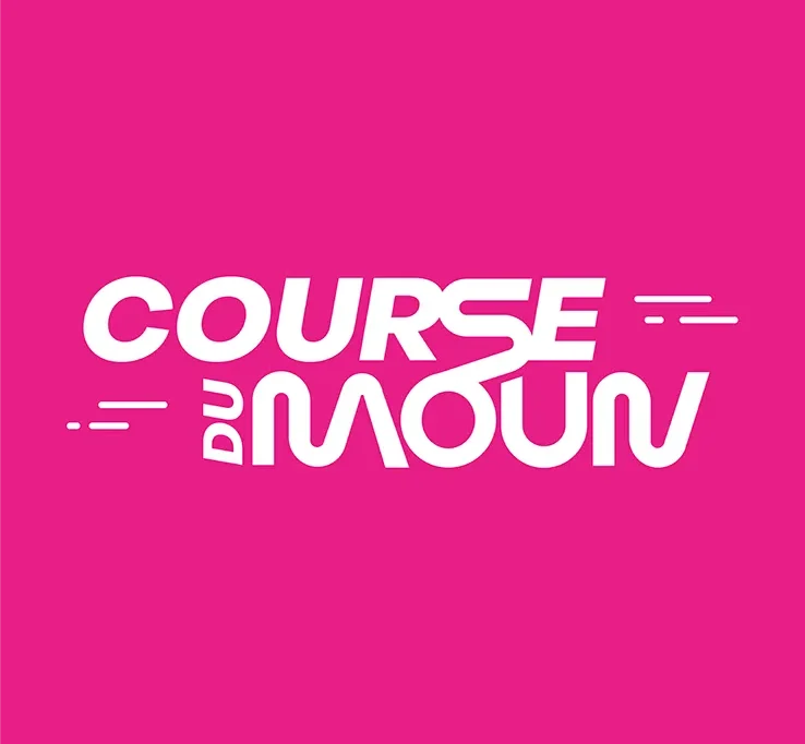 Bibliothèque en chêne dessinée et réalisée sur-mesure.