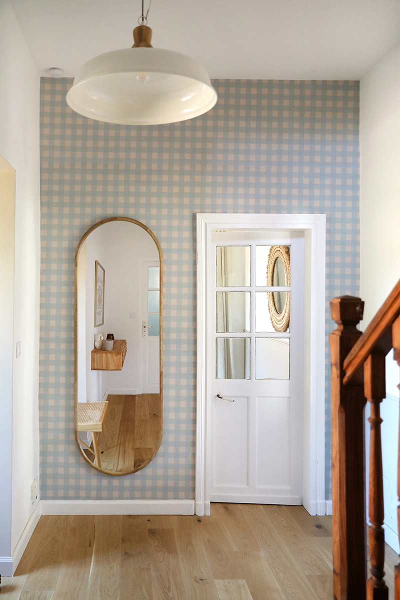 Papier peint vichy bleu poudré pour un effet intemporel, doux et frais. Motif à la fois tendance et pouvant traverser les époques.