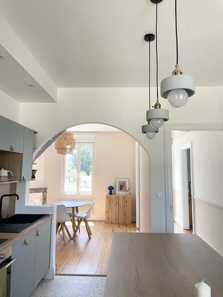 Couloir d'une maison de ville avec son charme d'antan avec ses carreaux de ciment au sol, modernisé et rénové par Paulette intérieurs.