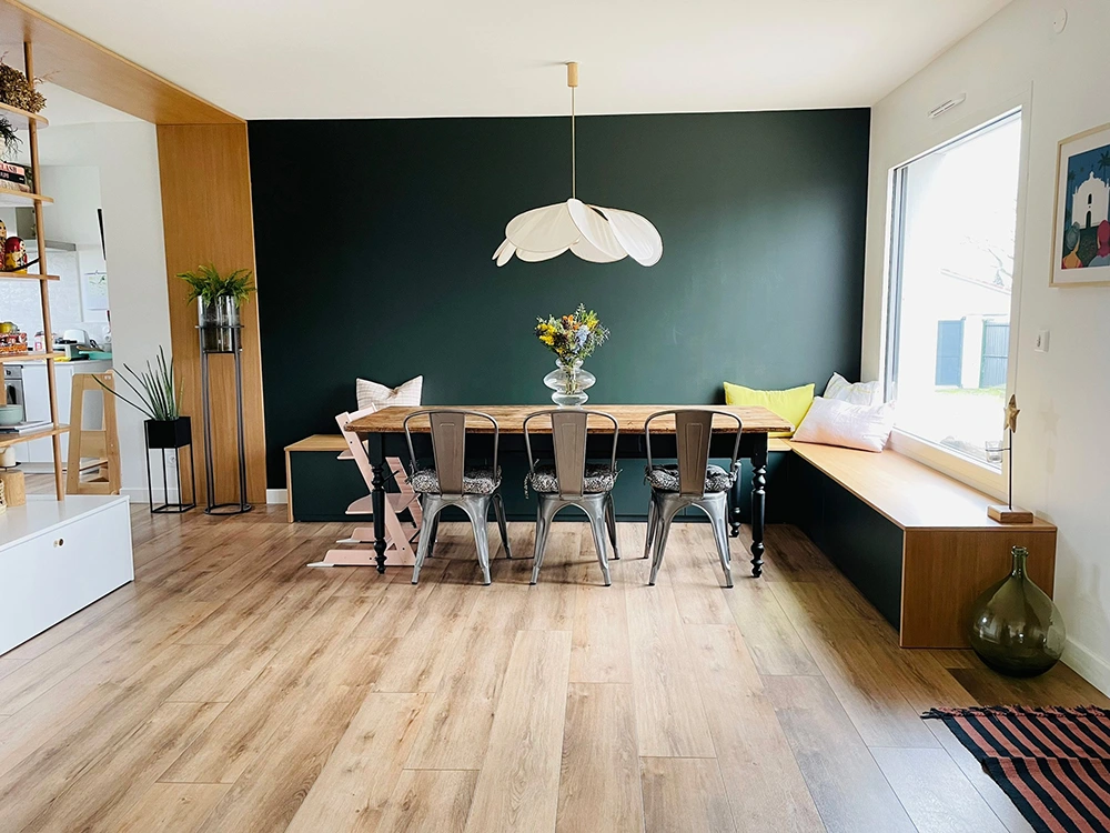 Photo d'une salle à manger dans une belle pièce vitrée dans un style scandinave ouvrant vers un jardin luxuriant.