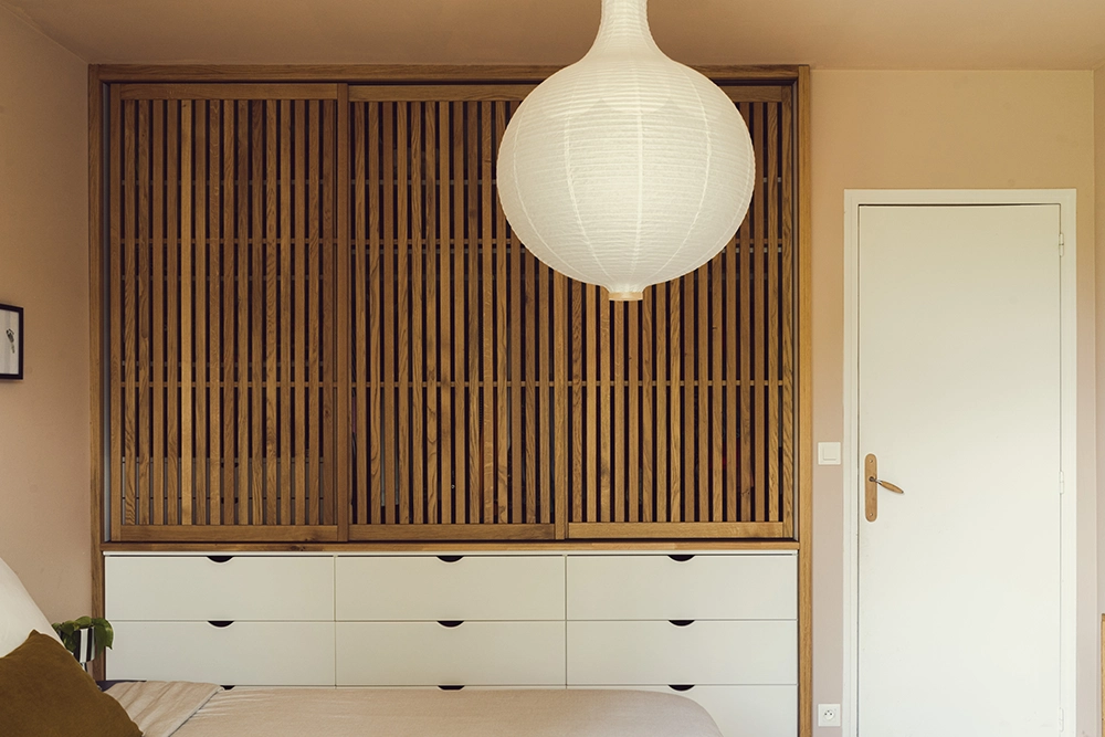 Photo d'une extension de maison dans une style scandinave avec son sol en béton ciré et ses touches de bois.
