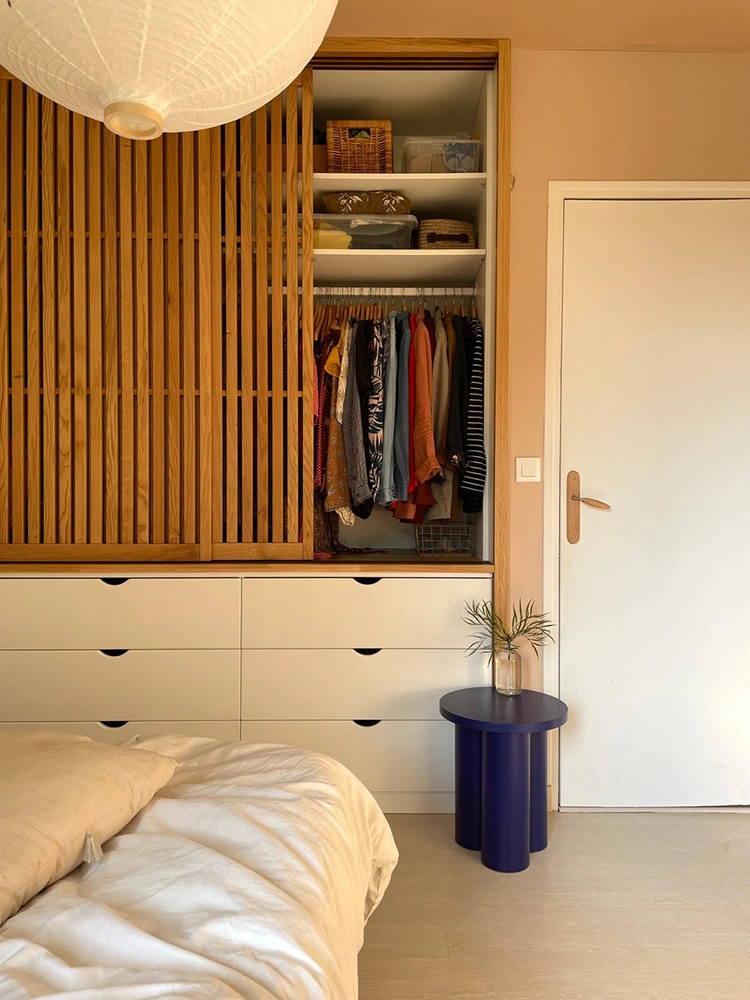 Photo d'une banquette en bois sur mesure devant une grande fenêtre fixe ouvrant sur un jardin luxuriant.