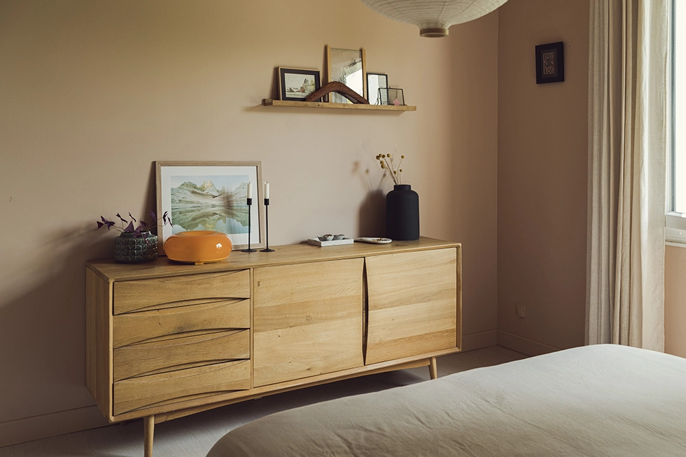Photo d'une salle à manger dans une belle pièce vitrée dans un style scandinave ouvrant vers un jardin luxuriant.