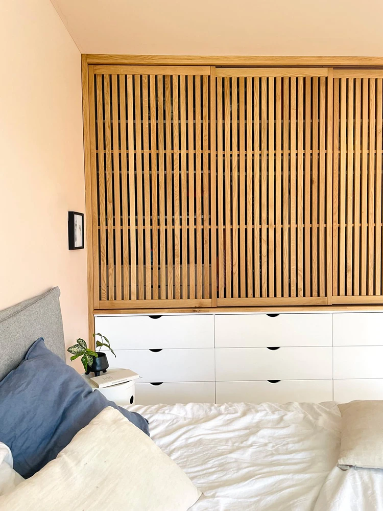 Photo d'un intérieurs lumineux avec ses murs blancs et son sol en béton ciré dans un style scandinave avec ses contours de fenêtres en bois.