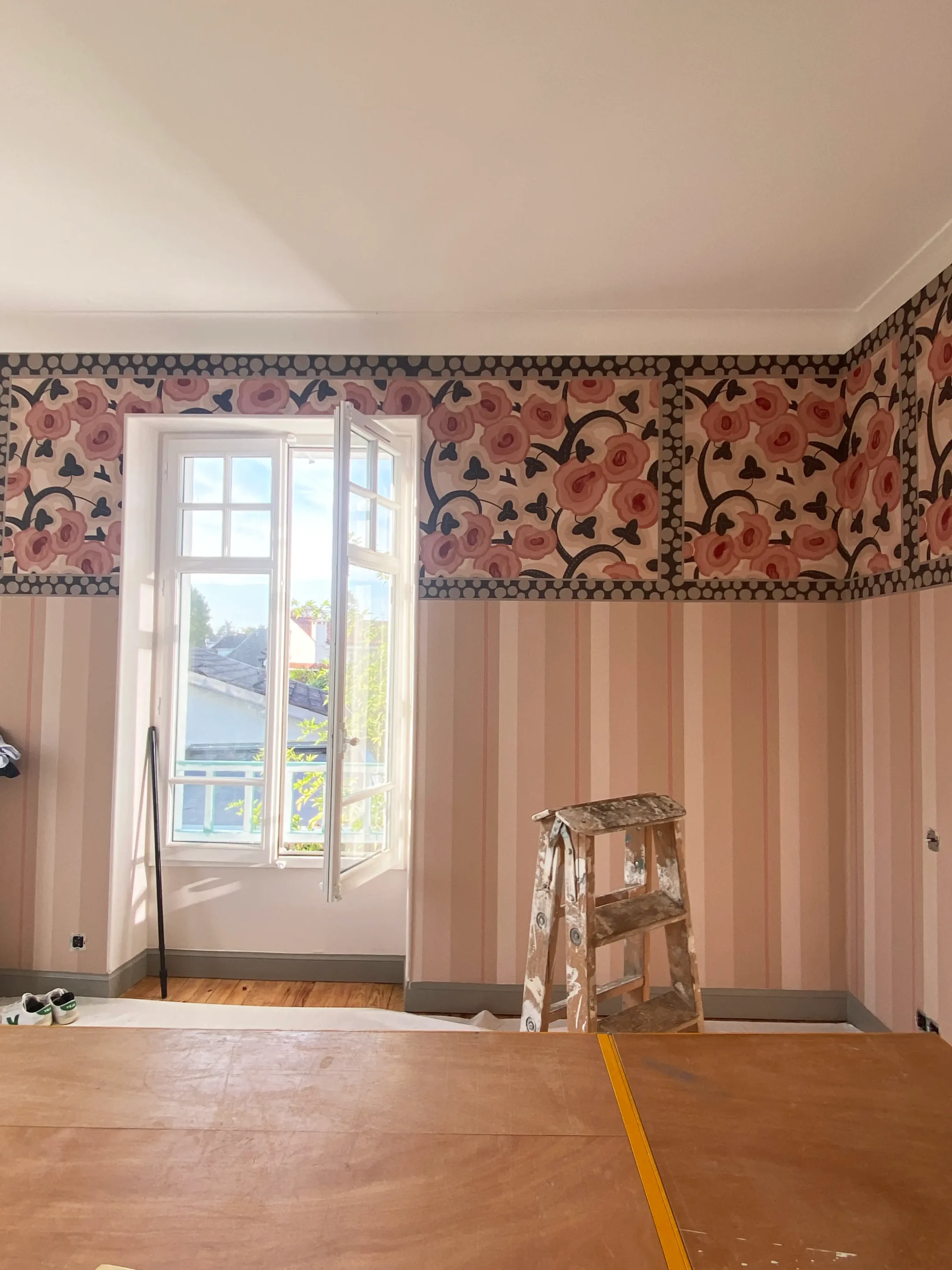 Bibliothèque en chêne dessinée et réalisée sur-mesure.