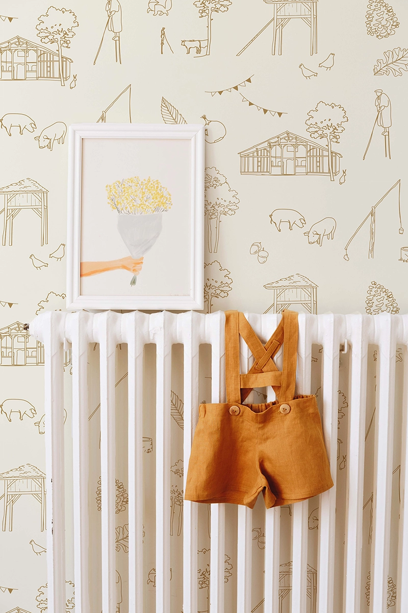 Papier peint landais avec ses dessins ocre de renard, poules et échassier sur fond beige pour chambre d'enfant.