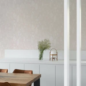 Papier peint Arjuzanx représentant des plantes comme des gravures, fines et délicates, cette végétation blanche sur fond crème apporte de la dimension à votre mur toute en douceur.