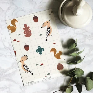 Echantillon du motif Beaussiet avec ses petits animaux de la forêt sur un fond beige, le tout dans des tons de couleurs d'automne.