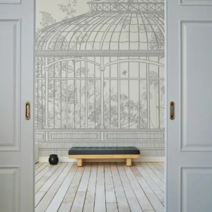 Décor panoramique représentant une magnifique serre dans un style gravure avec ses plantes qui s'échappent. Sur un fond crème, la serre grise offre un décor au style ancien, délicat.