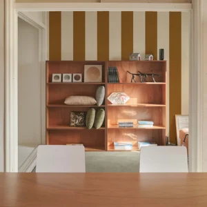 Papier peint éco-responsable graphique de rayures larges beiges et marron écureuil.