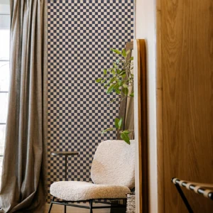 Papier peint graphique à damier bleu foncé et beige original pour une chambre ou une salon original et tendance avec la qualité d'un papier peint fabriqué en France et éco-responsable