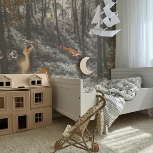 Papier peint panoramique d'une forêt de pins avec des animaux dessinés à la main en aquarelle. Jouant sur le contraste entre la photographie couleur écorce qui sert de fond, les animaux et leur pelage doré ressortent.