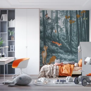 Papier peint panoramique avec son décor de forêt de pins et fougères dans un style de photographie couleur bleu encre. Des animaux dessinés à l'aquarelle prennent vie comme les biches, le sanglier, l'écureuil ou encore la mésange.