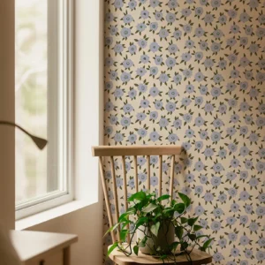 Papier peint floral avec petites fleurs violettes et feuillage kaki sur fond blanc cassé.